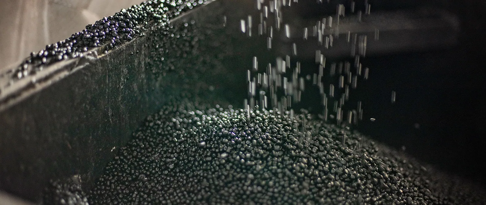 Black recycled polymer granules in processing