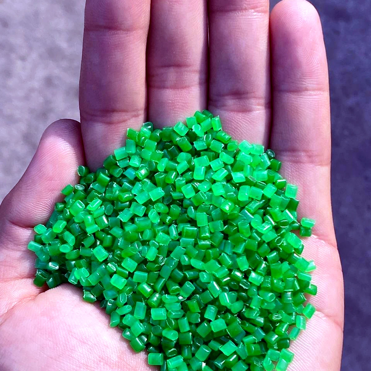 ReFORM rLDPE Zipper Green granules