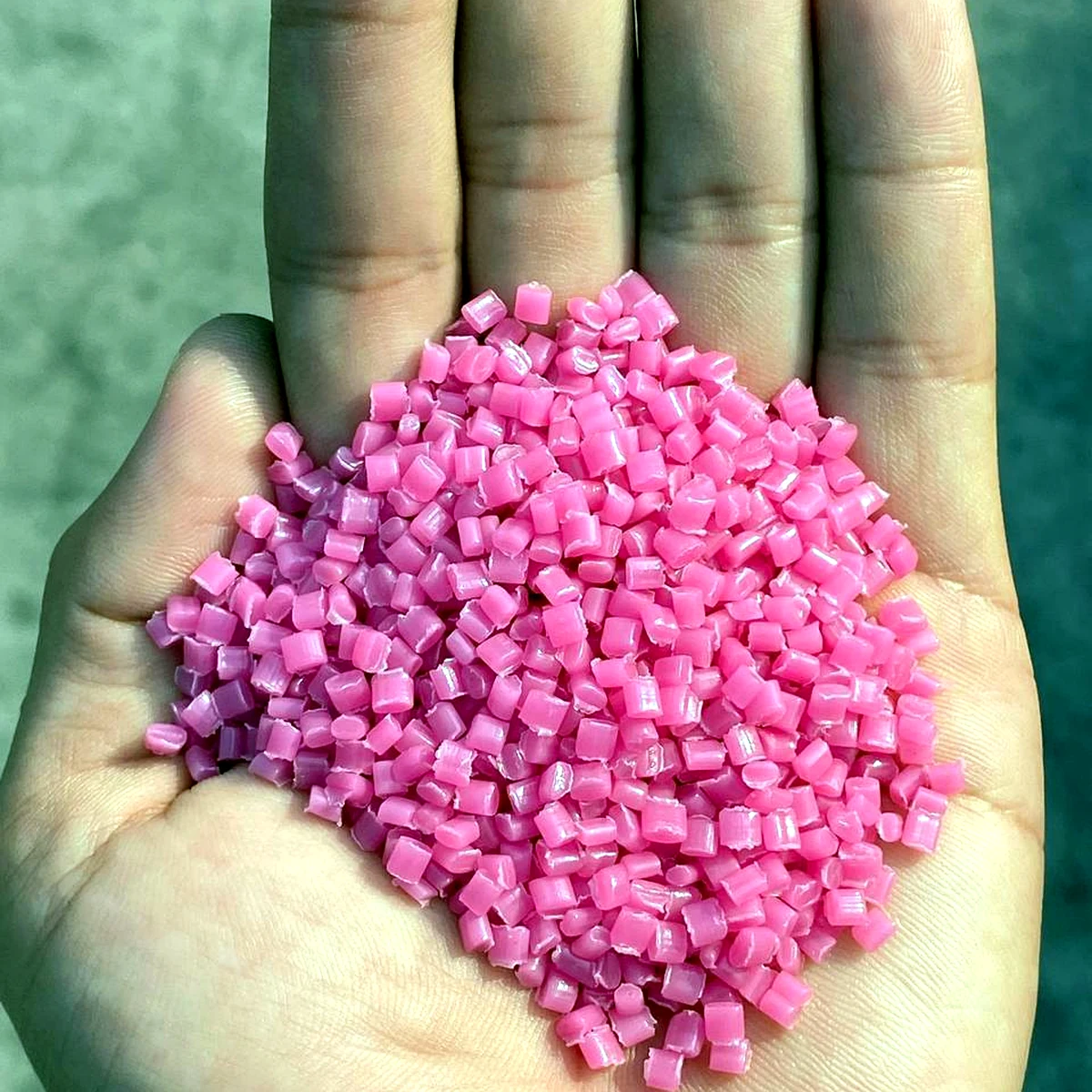 ReFORM rLDPE Zipper Pink granules